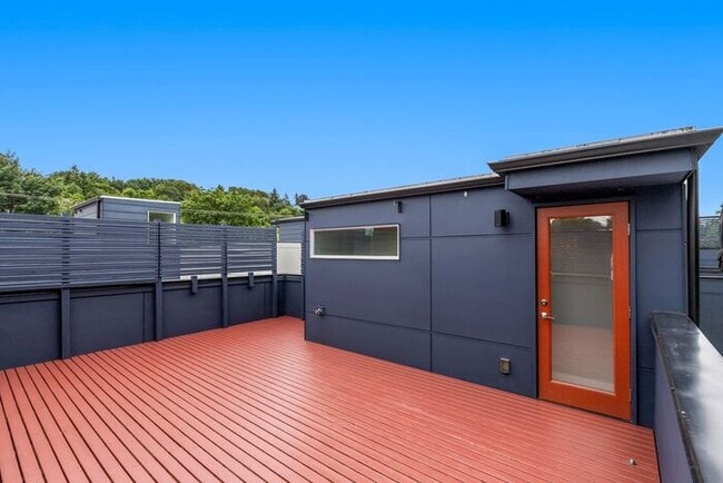 Building Photo - Stunning Standalone Townhome In Coveted Lincoln Park - Air Conditioned!
