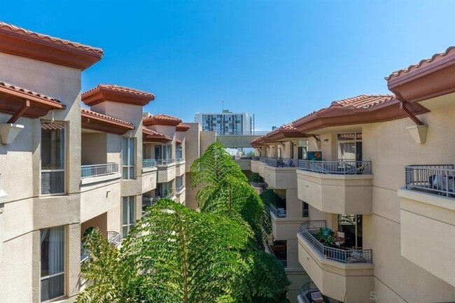 Building Photo - Beautiful One Bedroom Condo in the " Piazza Palermo." building! Pet considered!!