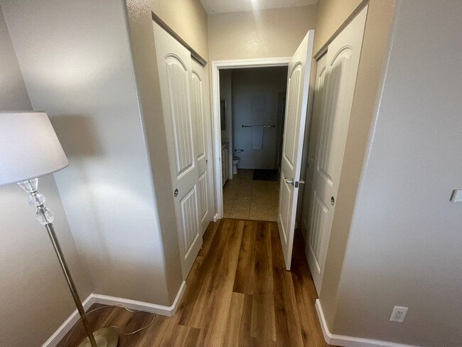 Building Photo - Top Floor Opukea Three Bedroom/Two Bathroo...
