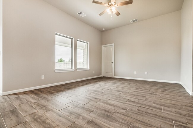 Building Photo - Available in Mustang. Showings begin Frida...