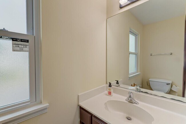 Building Photo - 1413 Skylark Ln