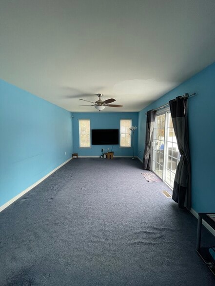 Family Room - 259 E Oakbourne Ave