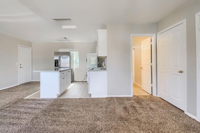 Building Photo - 5323 E Taylor St