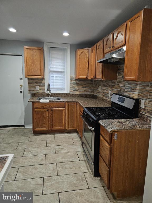 Building Photo - 1528 W Oakdale St