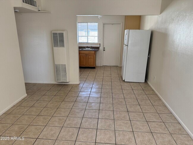 Building Photo - 1411 W Clarendon Ave