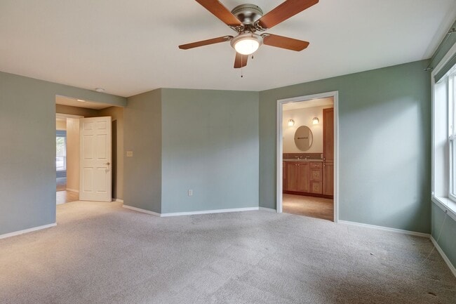 Building Photo - Kirkland Rambler with Amazing Back Yard!