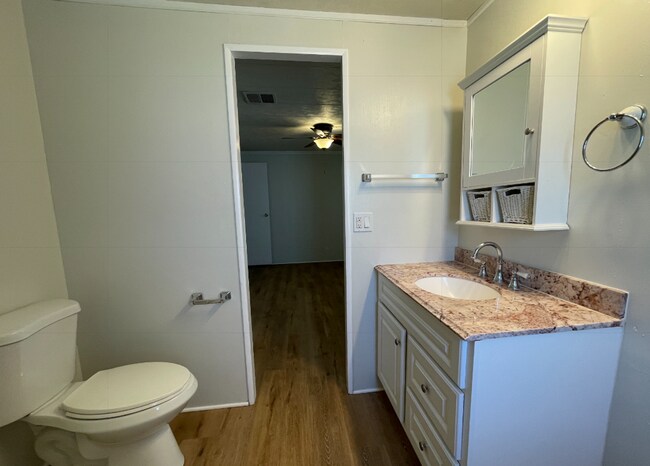 Building Photo - Three Bedroom Two Bathroom Home in Sierra ...