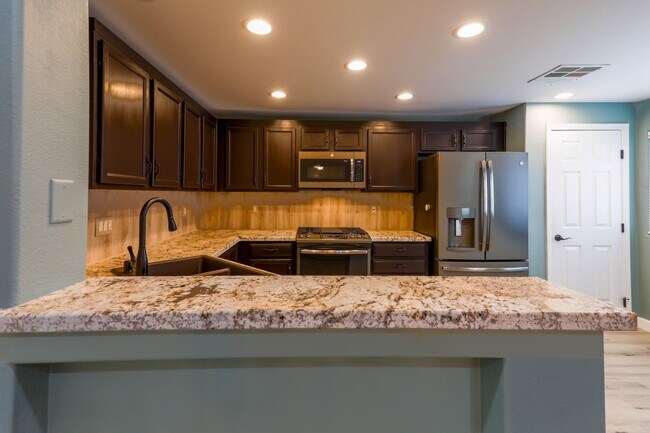 Building Photo - Beautiful 2 Bedroom With 2 Car Garage Summ...