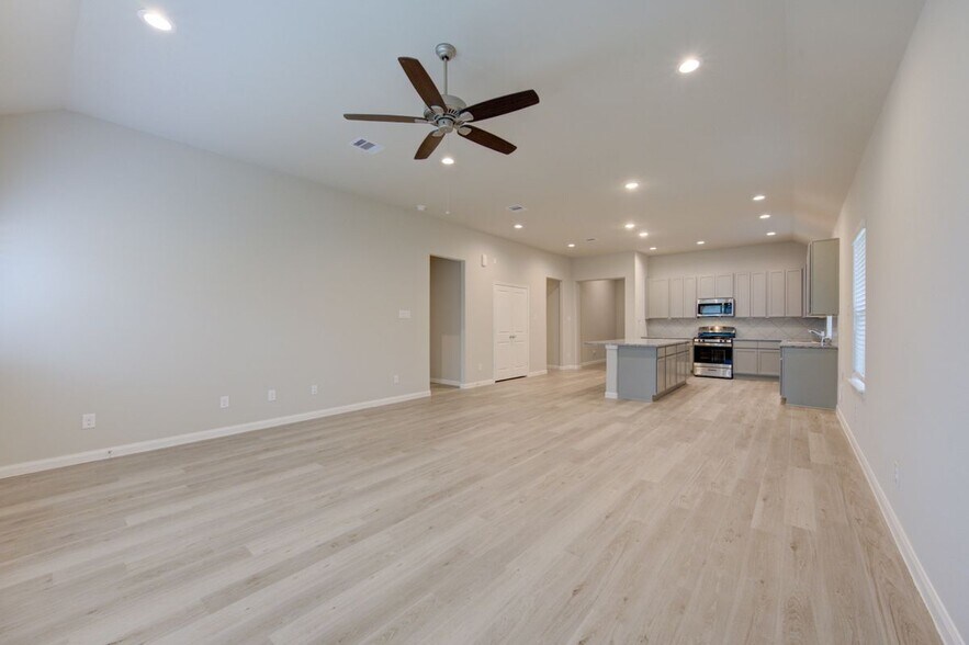 Building Photo - 3939 Sugardale St