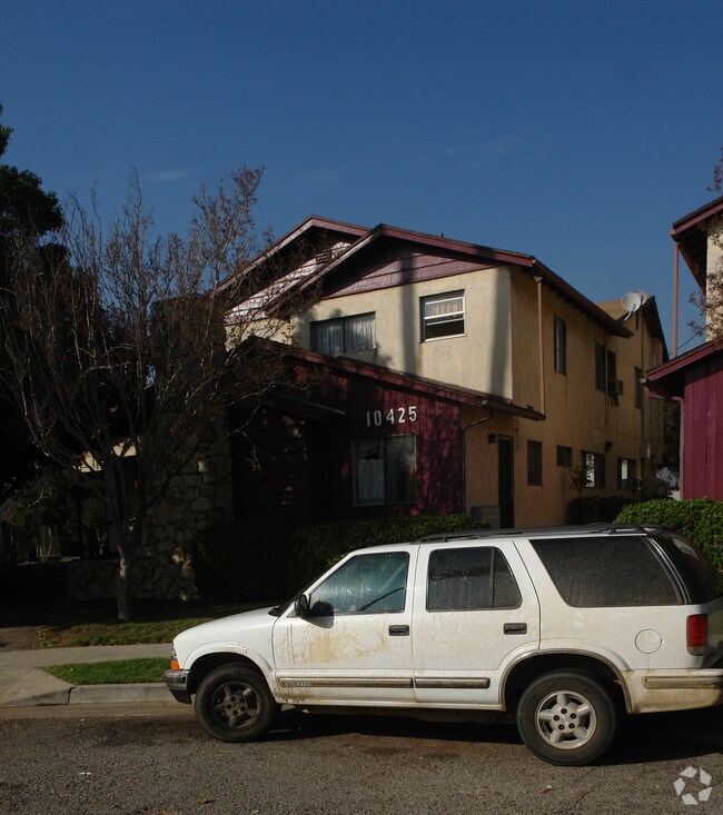 Building Photo - Parr, 10424-10425