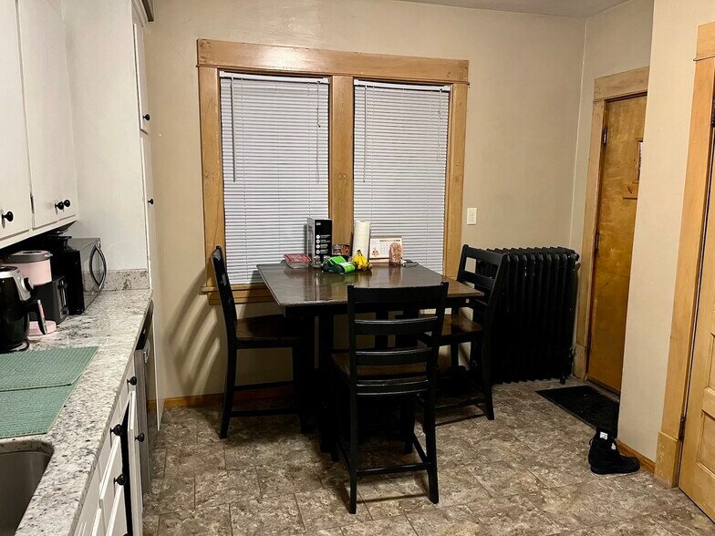 Main floor kitchen - 868 Pascal St N