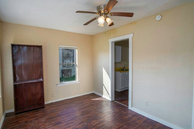 Building Photo - 819 Larry St