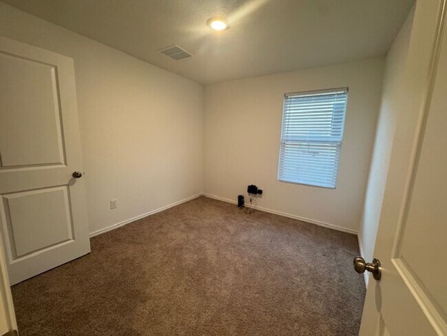 Building Photo - Super Nice with Great Price.  3 Bedroom 2 Bath 1 Story