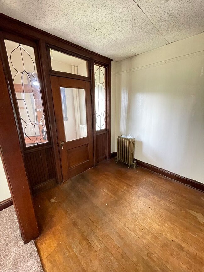 Building Photo - AVAILABLE AUGUST - 2 Bedroom 1 Bath Lower ...