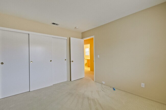 Building Photo - Awesome 3 Bedroom  Home Near Rivermark Plaza!