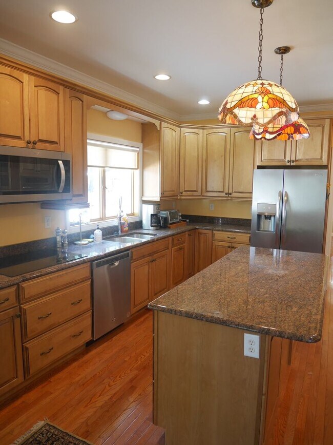 Building Photo - Elegant Coastal Home with Spacious Layout ...