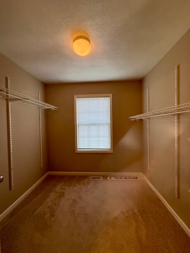 Building Photo - 1112 Ekstam Dr