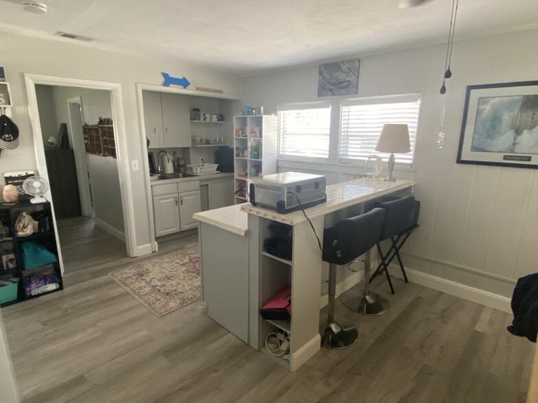 Building Photo - 3913 Silver Palm Dr