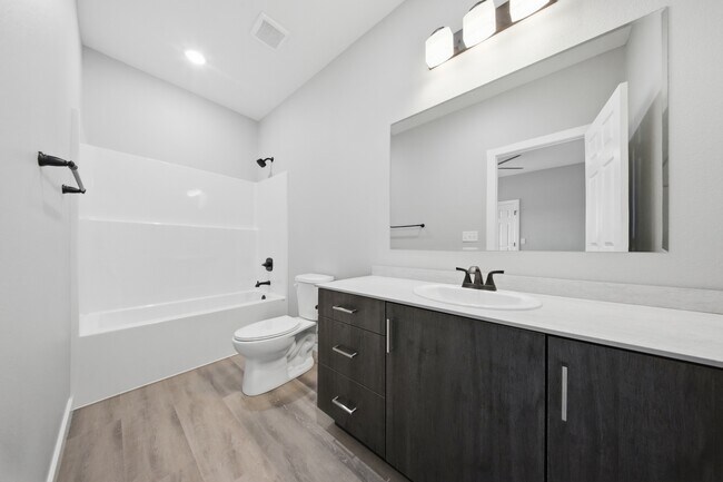 Building Photo - 870 s Orchard Way