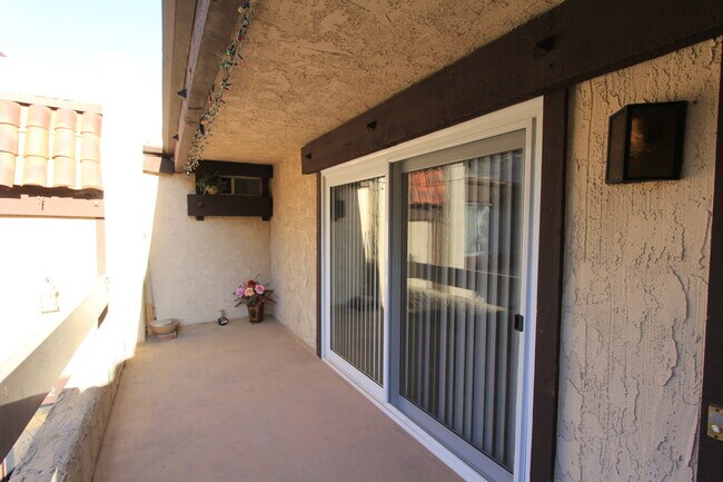 Building Photo - 3bedroom/ 2bathroom Condo with 2 garage parking