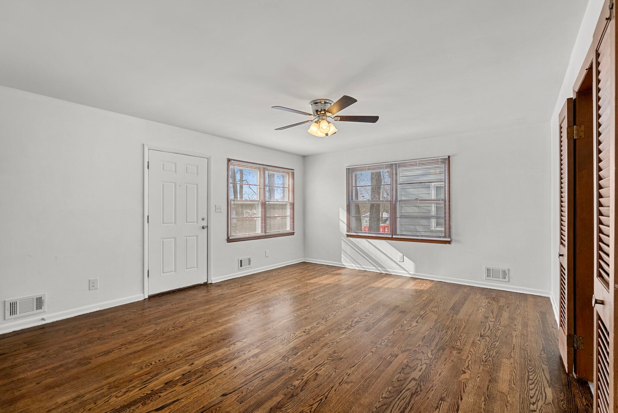 Building Photo - 906 E 84th St