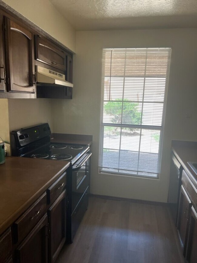 Building Photo - Charming Townhouse Complex . This diamond ...