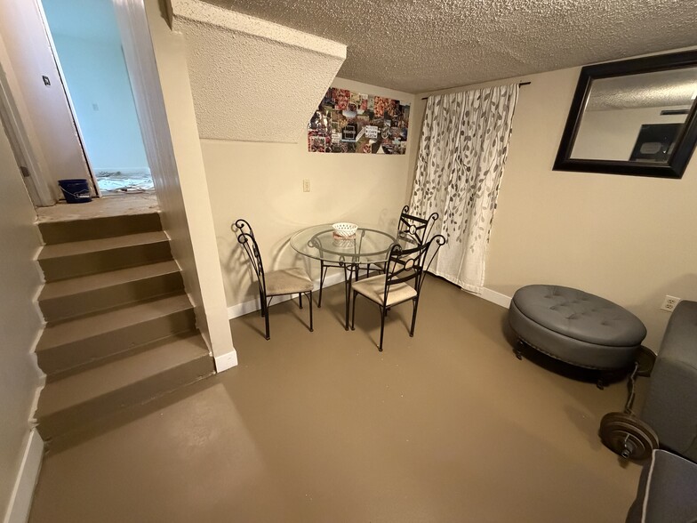 Building Photo - 565 W Midway Blvd