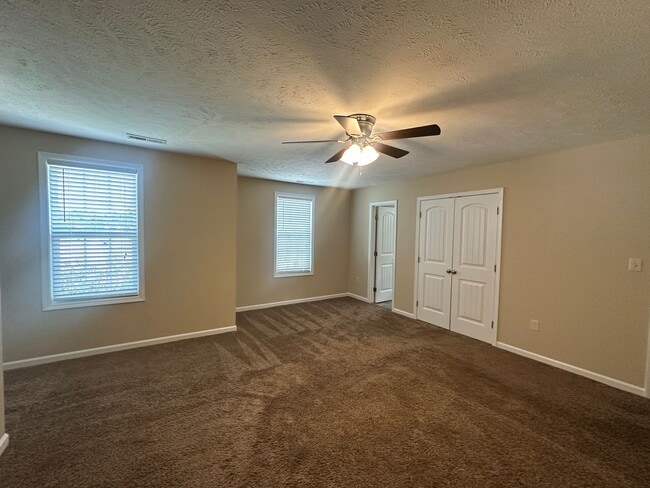 Building Photo - Beautiful 3 Bed 2.5 Bath Home with Spacious Fenced Yard