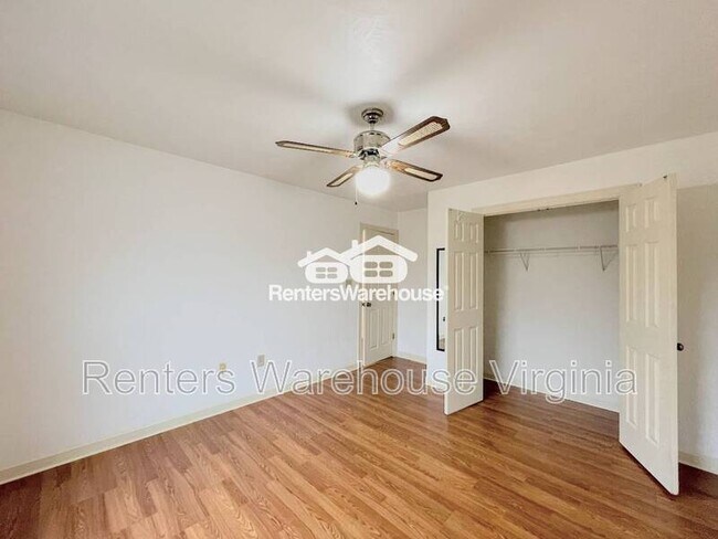 Building Photo - 352 Peace Haven Dr