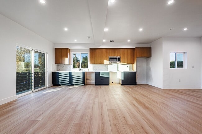 Building Photo - 1656 S Hayworth Ave