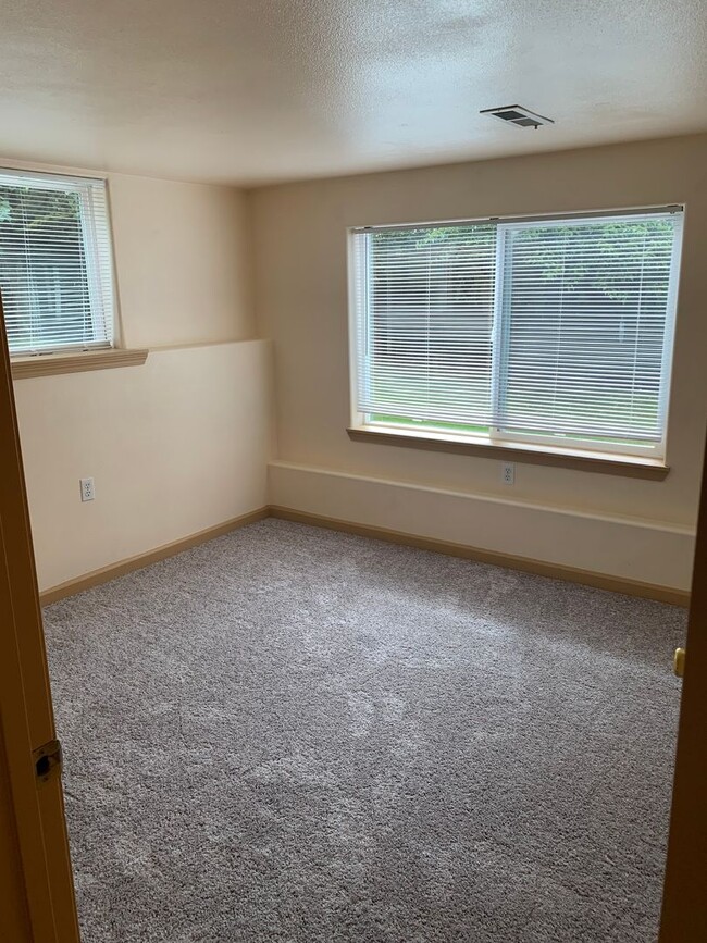 Building Photo - 4 Bedroom/3 Bath Mukilteo Duplex with View...