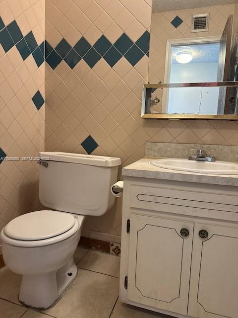 Building Photo - 3920 Woodside Dr