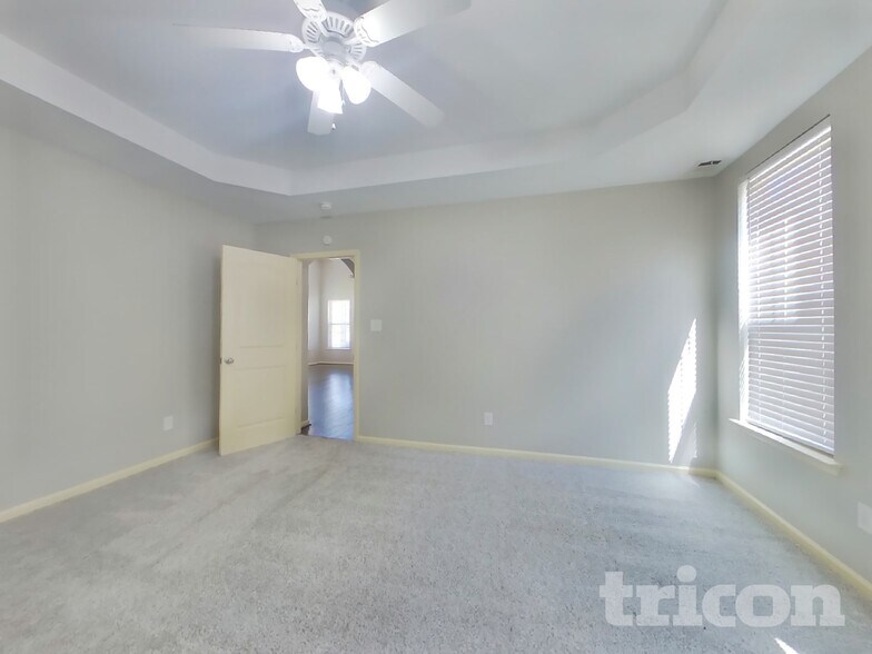 Building Photo - 1422 Collins Dr