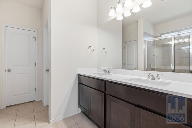 Building Photo - 729 Manzano Ln