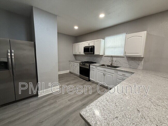 Building Photo - 620 S Zunis Ave