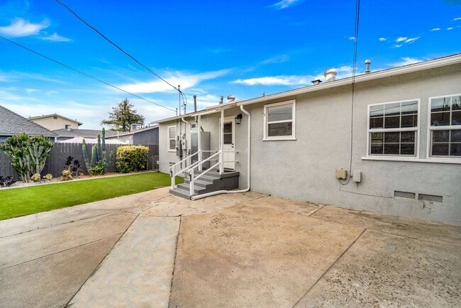 Building Photo - Recently Remodeled Home- MUST SEE!!!!!
