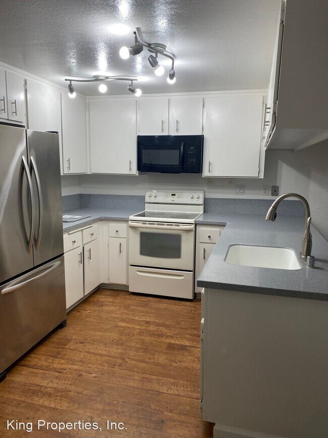 Building Photo - 3 br, 2.5 bath House - 3401 Bermuda Avenue...