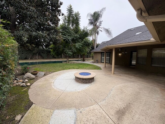 Building Photo - Entertainer delight rental home located in ''The Lakes'' subdivision Coming soon *Private Showing...