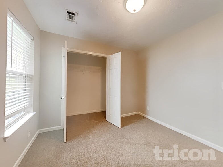 Building Photo - 7020 Setters Way