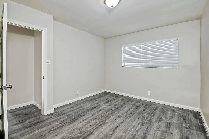 Building Photo - 204 W Los Angeles Dr