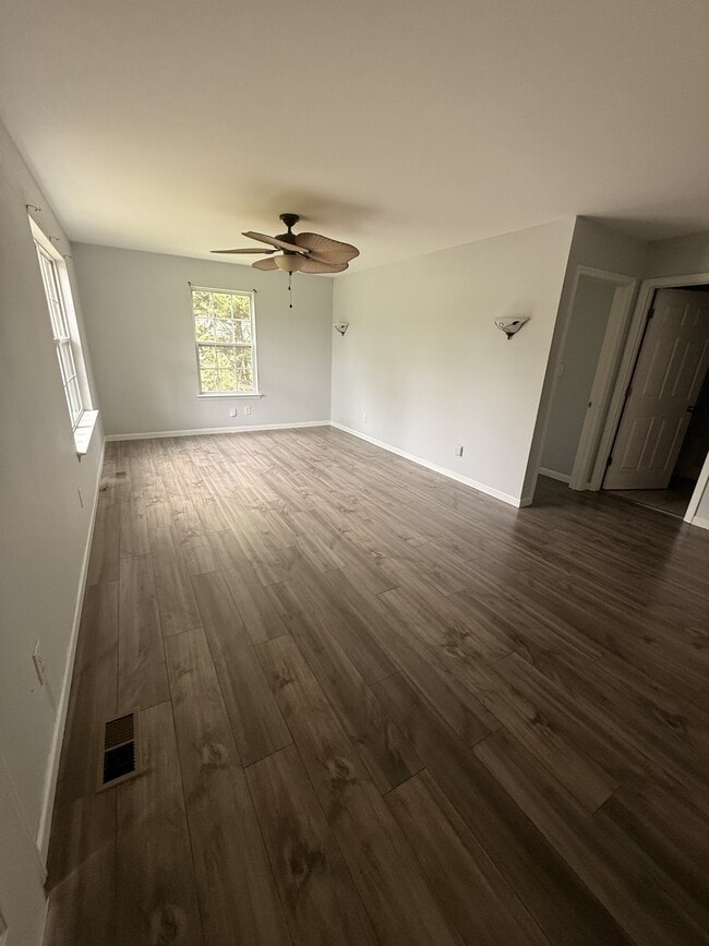 Building Photo - 1405 Lee St SE