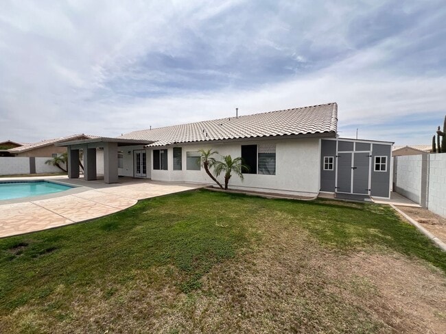 Building Photo - 4 BEDROOM POOL HOME!