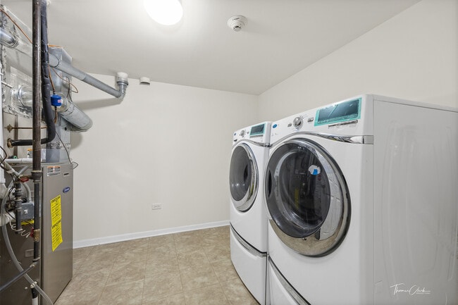Building Photo - 2528 Dunraven Ave