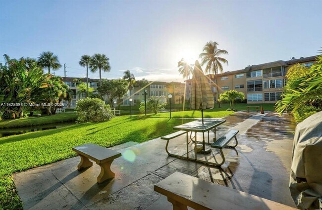 Building Photo - 5011 W Oakland Park Blvd
