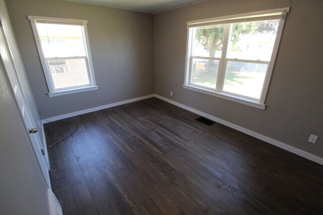 Building Photo - 1308 E Lacrosse Ave