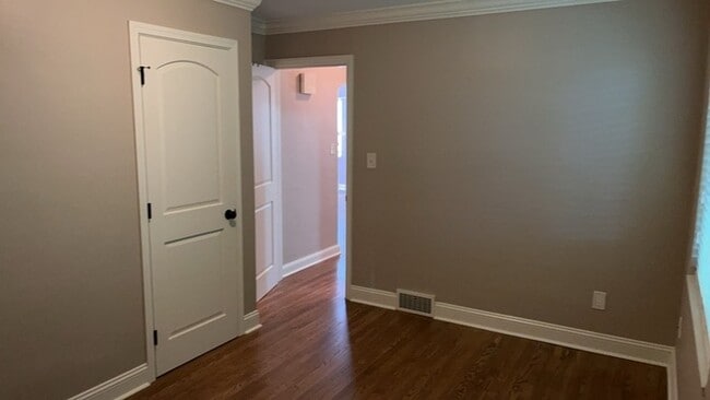 Building Photo - 2400 Hillview Ave