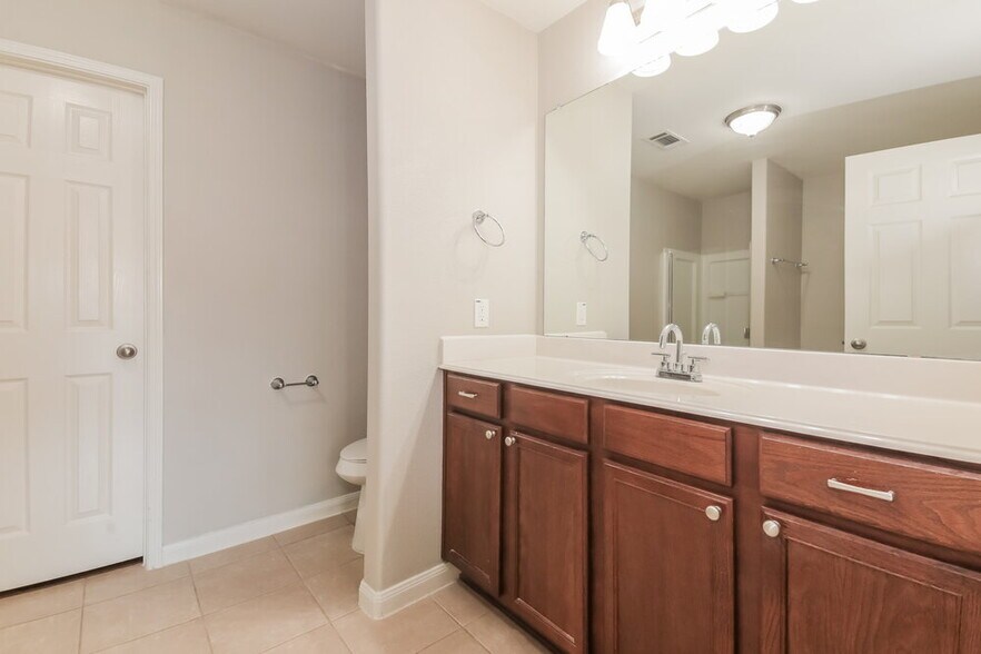 Building Photo - 2033 Pine Knoll Way