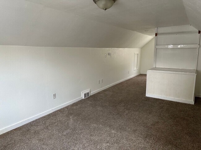 Building Photo - 3 Bed 1 Bath Shadle Park Home - Large Garage