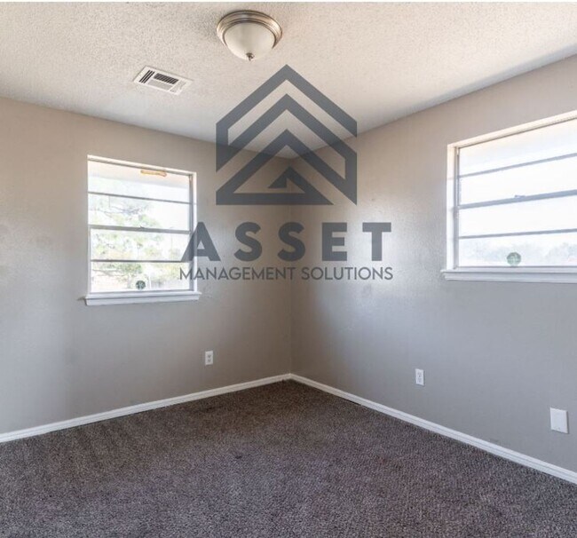 Building Photo - Cute 4 bedroom House