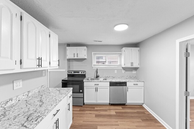 Building Photo - Newly Renovated 3-Bed Gem with Massive Yard – Modern Columbus Living!